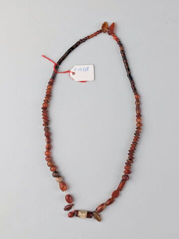collier ; perle sphérique ; perle biconique ; perle lenticulaire ; perle en olive ; perle en demi olive ; perle cylindrique ; amulette ; scaraboïde