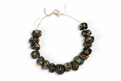 collier  ; perles ; perle globulaire
