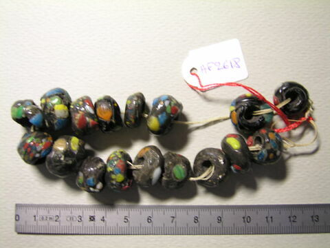collier  ; perles ; perle globulaire, image 2/2