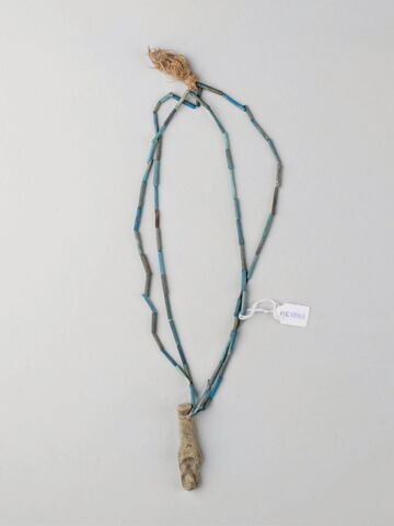 collier à pendentif ; collier à 2 rangs ; perle tubulaire ; serviteur funéraire