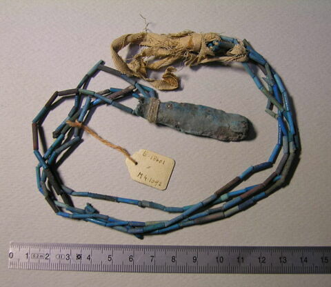 collier à pendentif ; collier à 2 rangs ; perle tubulaire ; serviteur funéraire
