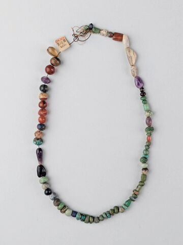 collier ; perle globulaire ; perle en massue ; perle prismatique