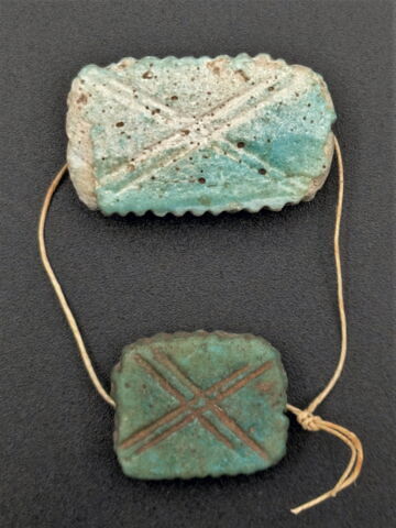 perle en pastille rectangulaire dentelée  ; amulette, image 3/5