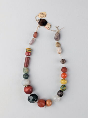 collier ; perle tubulaire  ; perle sphérique