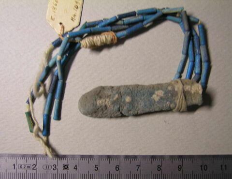 collier à pendentif ; collier à 2 rangs ; perle tubulaire ; serviteur funéraire