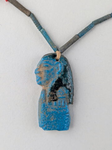 collier à pendentif ; perle tubulaire ; perle cylindrique annelée ; serviteur funéraire, image 2/2