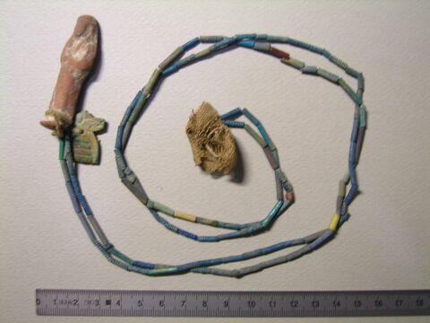 collier à pendentif ; perle tubulaire ; perle cylindrique annelée ; serviteur funéraire ; amulette, image 1/1