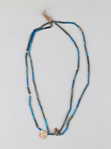 collier à 2 rangs ; collier à pendentif ; perle tubulaire