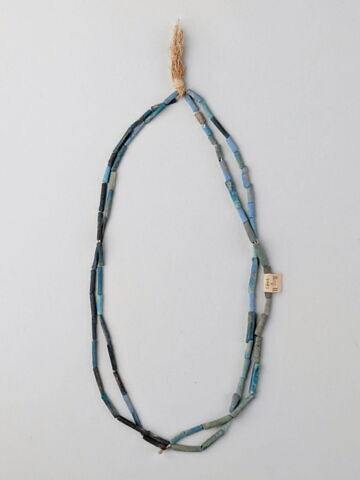 collier à pendentif ; collier à 2 rangs ; perle tubulaire