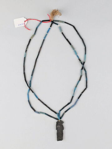 collier à pendentif ; collier à 2 rangs ; perle tubulaire ; amulette