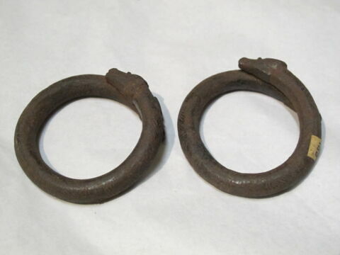 bracelet en anneau à extrémités chevauchantes