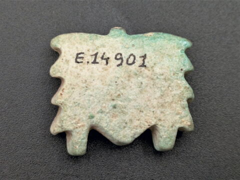 amulette oudjat quadruple parallèle ; amulette oudjat à dos lisse convexe, image 2/2