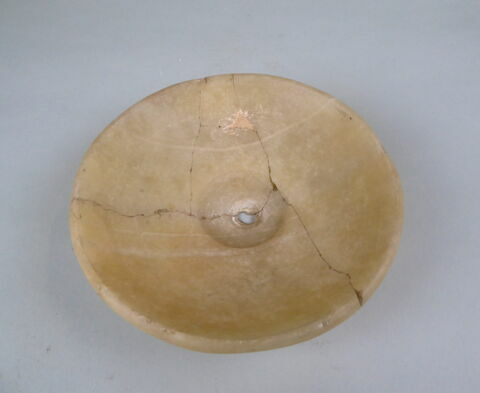 bol à bord rentrant ; plusieurs fragments recollés, image 3/4