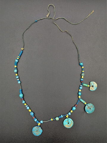 collier ; perle cylindrique ; perle rondelle ; perle globulaire ; perle lenticulaire ; pendentif