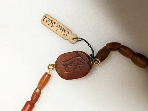 collier ; pendentif ; perle en olive à facettes ; amulette ; amulette ; perle fusiforme ; perle en pastille ovale dentelée ; scarabée, image 2/2