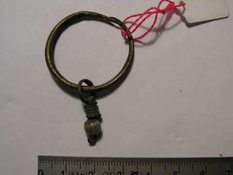 boucle d'oreille en anneau à pendentif ; perle, image 2/2