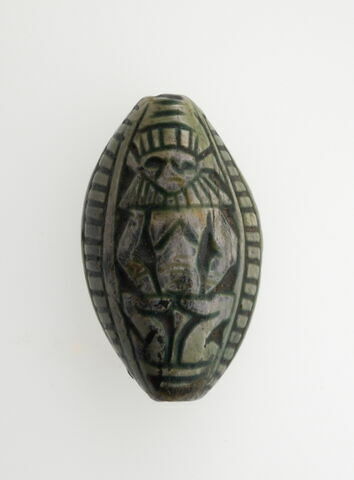 scaraboïde ; perle en demi olive, image 1/2