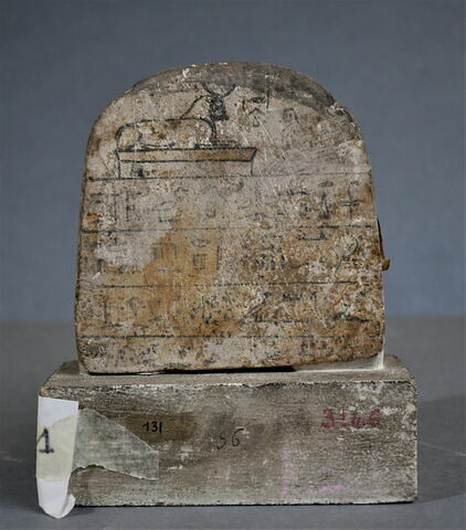stèle cintrée, image 2/2