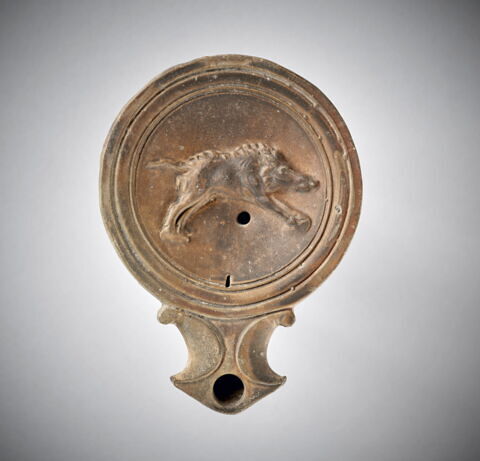 lampe à bec triangulaire et volutes
