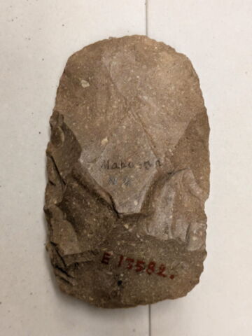 hache de silex taillée, image 2/2