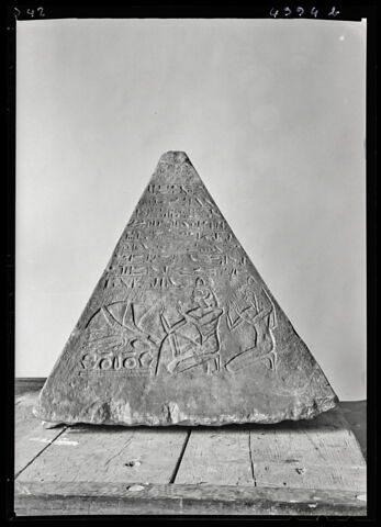 pyramidion tronqué, image 24/28