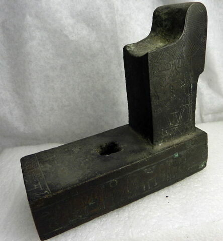figurine  ; socle de statue