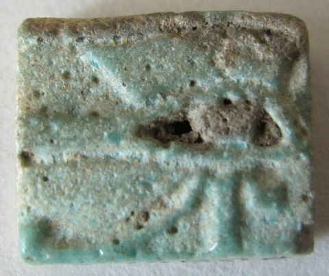 perle en pastille rectangulaire ; amulette oudjat