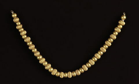 collier ; perle sphérique ; perle sphérique côtelée