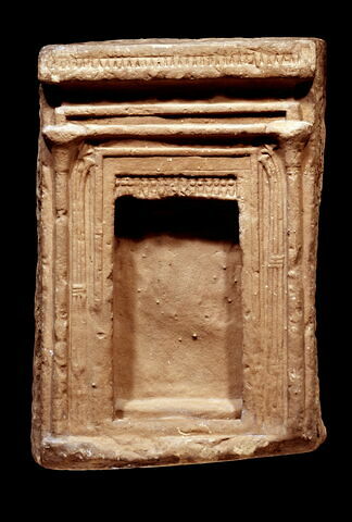 stèle en façade de naos ; stèle rectangulaire à corniche ; naos, image 1/5