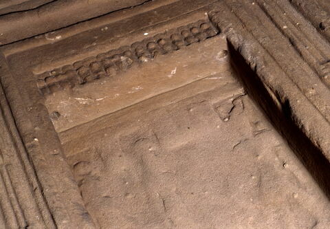 stèle en façade de naos ; stèle rectangulaire à corniche ; naos, image 4/5