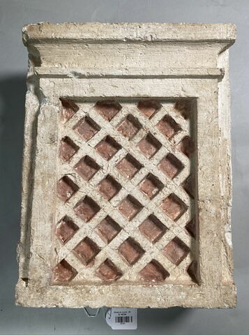 stèle rectangulaire à corniche ; fenêtre, image 1/2