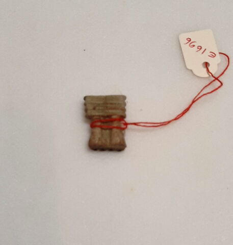 amulette ; perle, image 2/2