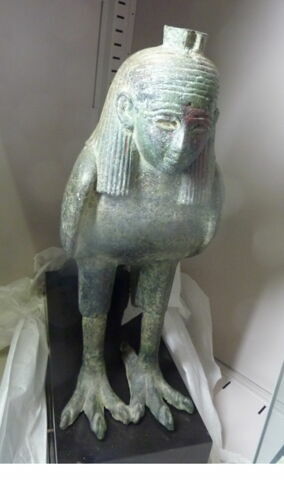 statue