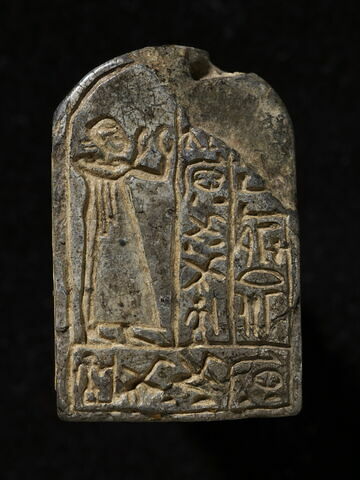 stèle cintrée ; stèle biface ; stèle miniature ; amulette