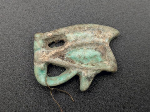 amulette oudjat simple monoface ; amulette ; amulette oudjat à dos lisse convexe