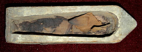 sarcophage miniature ; élément momifié ; tissu ; figurine d'Osiris à l'obélisque