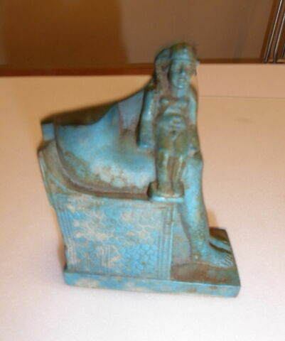 figurine d'Isis allaitant  ; amulette, image 1/1
