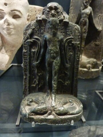 stèle d'Horus ; pendentif, image 2/9