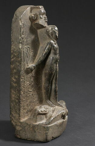 stèle d'Horus ; stèle cintrée, image 2/2