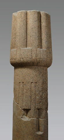 colonne à chapiteau papyriforme fermé