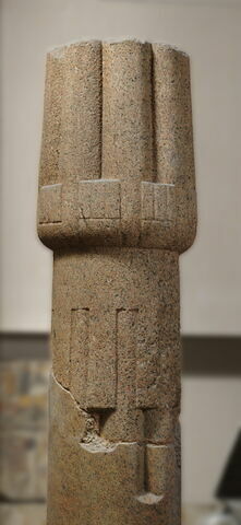 colonne à chapiteau papyriforme fermé, image 2/4
