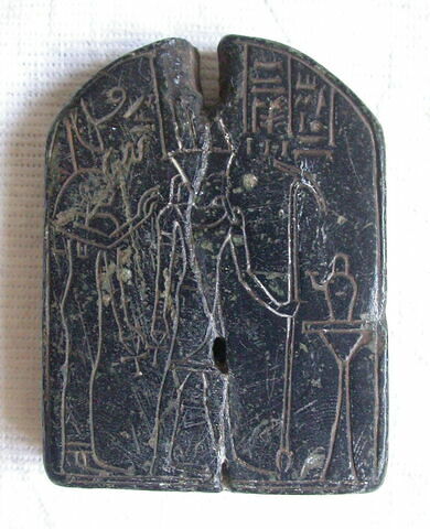 stèle cintrée ; stèle miniature ; stèle biface