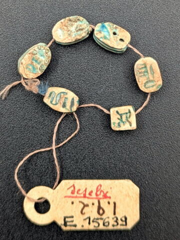 scarabée ; perle en pastille carrée ; perle cauroïde