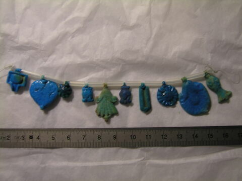 perles  ; amulette ; perle en bleuet