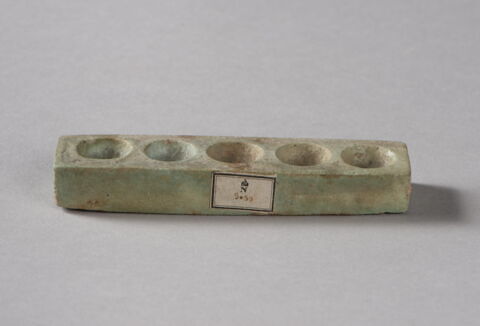 godet de scribe en barre à cupules ; pain de pigment, image 2/3