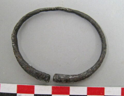 bracelet en anneau à extrémités renflées ; bracelet en anneau ouvert