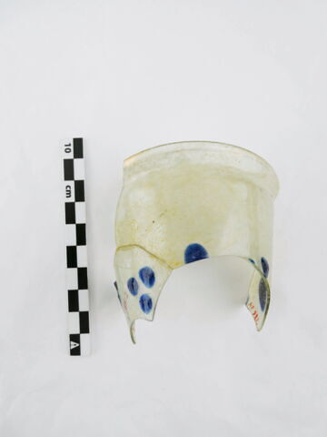 lampe ; plusieurs fragments recollés