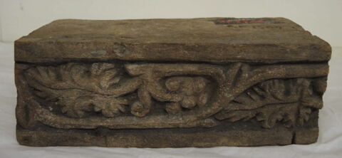 poutre ; bloc de frise ; fragment, image 2/3