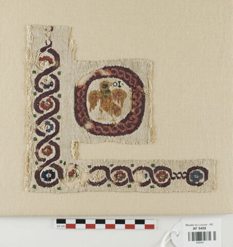 bande décorative d'habillement ; orbiculus ; fragment, image 2/2