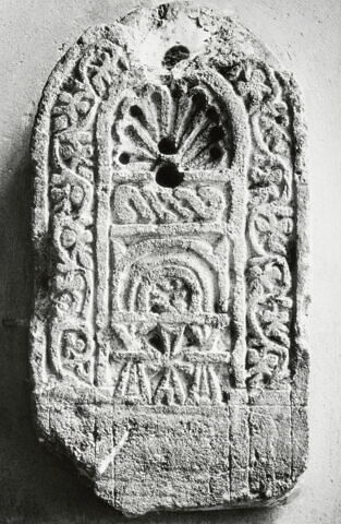 stèle cintrée, image 2/2